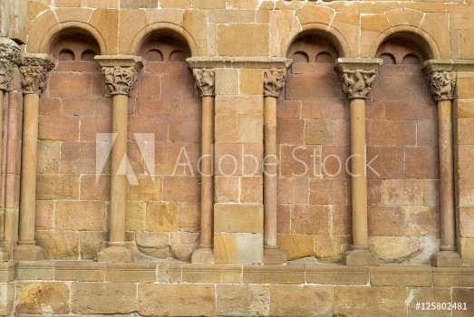 Bild på Romanesque facade